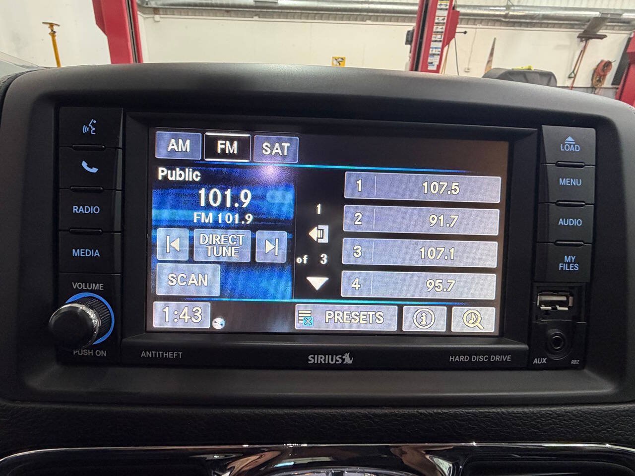 Used 2015 Chrysler Town & Country Touring FWD image 16