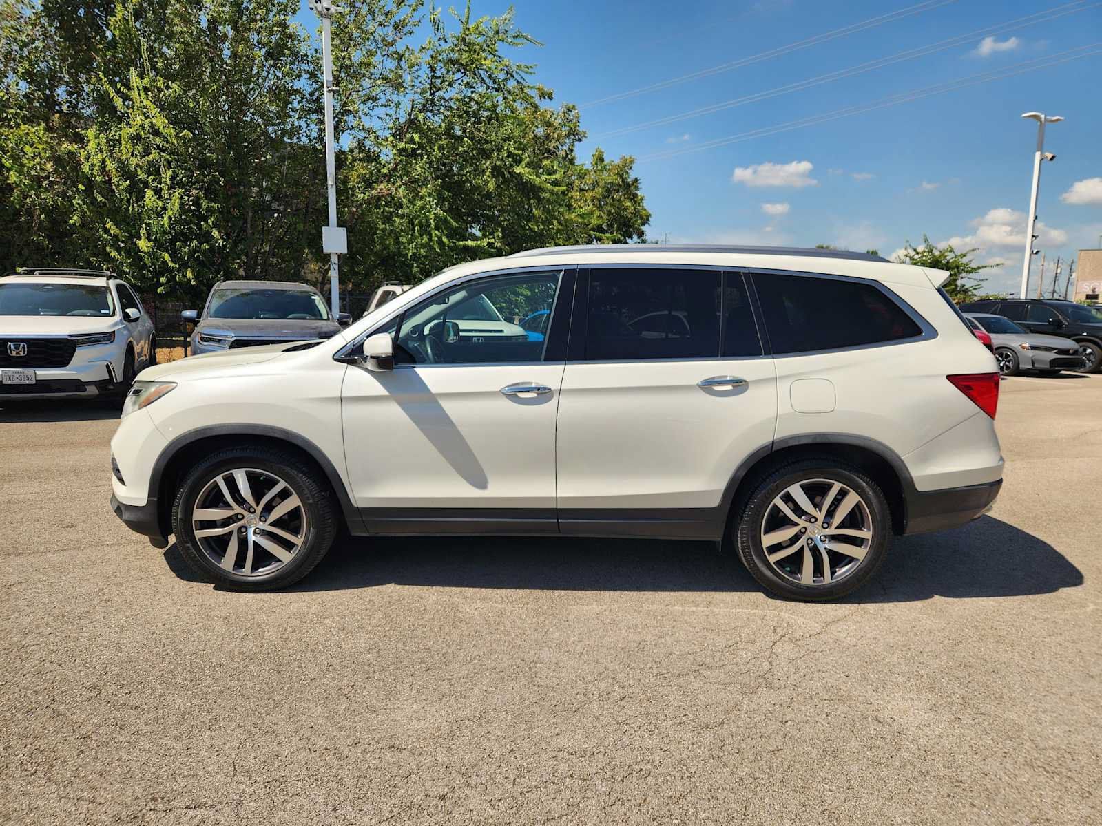 Used 2017 Honda Pilot Touring image 4