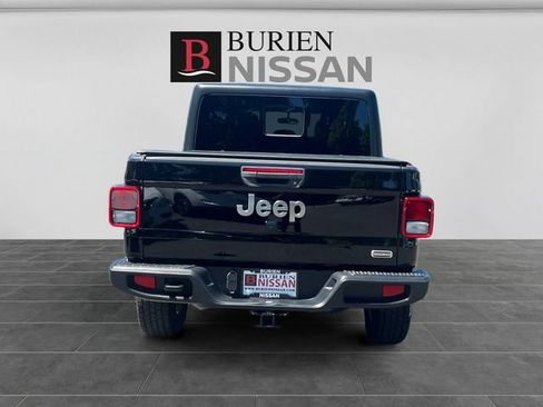 Used 2021 Jeep Gladiator Overland AWD/4WD image 4