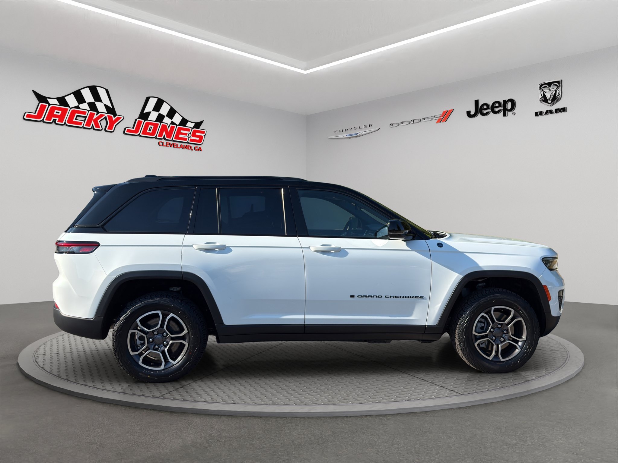 Used 2022 Jeep Grand Cherokee Trailhawk w/ Luxury Tech Group III AWD/4WD image 11