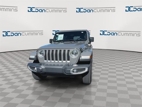 Used 2018 Jeep Wrangler Unlimited Sahara image 4