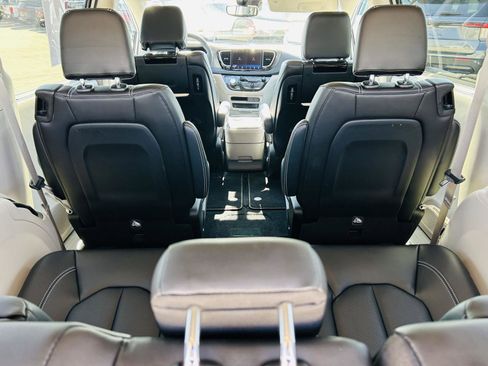 Used 2023 Chrysler Pacifica Touring-L w/ Uconnect Theater Family Group image 33