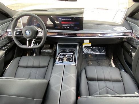 New 2025 BMW i7 M70 image 15
