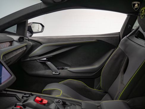 Used 2024 Lamborghini Revuelto image 40