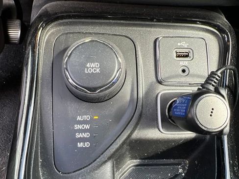 Used 2018 Jeep Compass Limited w/ Navigation Group AWD/4WD image 25