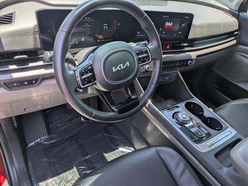 Used 2025 Kia Carnival EX FWD image 10