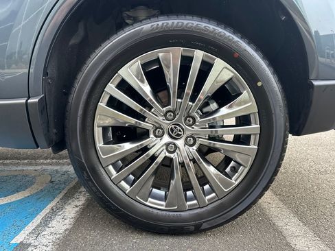 Used 2024 Toyota Venza Limited image 27