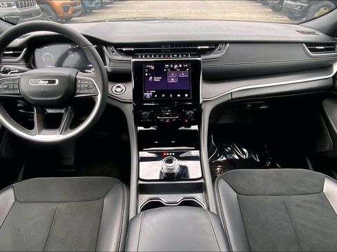 Certified 2025 Jeep Grand Cherokee Altitude AWD/4WD image 14