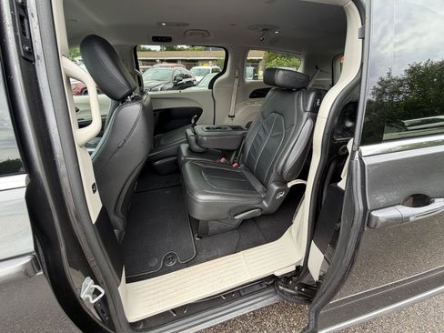 Used 2017 Chrysler Pacifica Touring-L w/ Tire & Wheel Group FWD image 25