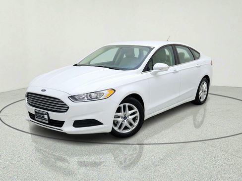Used 2015 Ford Fusion SE FWD image 2
