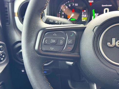 Used 2024 Jeep Wrangler Unlimited image 23