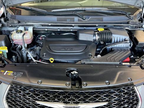 Used 2023 Chrysler Pacifica Touring-L FWD image 28