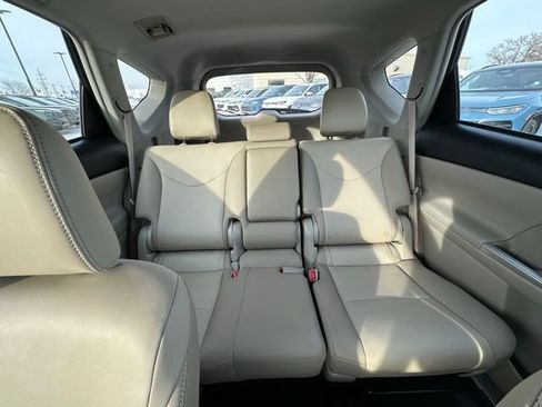 Used 2014 Toyota Prius V Five image 33