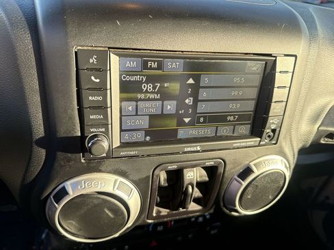 Used 2016 Jeep Wrangler Unlimited Rubicon image 18