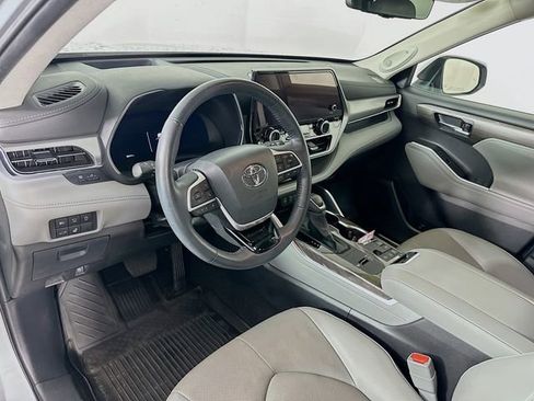 Used 2024 Toyota Highlander Platinum image 14