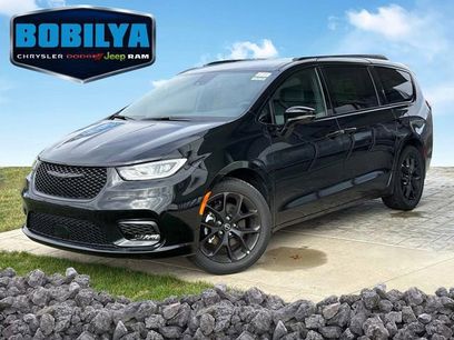 New 2026 Chrysler Pacifica Select w/ S Appearance Package