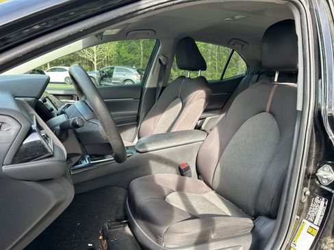 Used 2019 Toyota Camry LE image 3