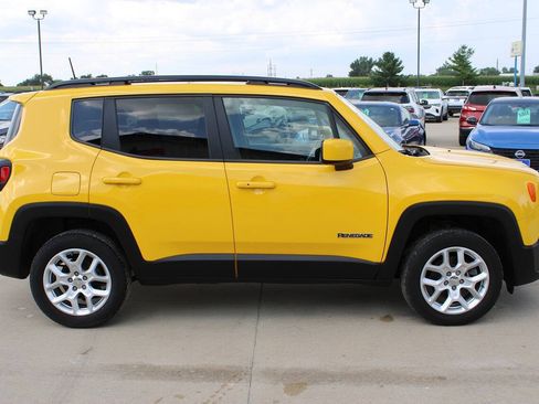 Used 2018 Jeep Renegade Latitude w/ Safety & Security Group AWD/4WD image 4