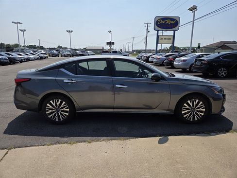 Used 2025 Nissan Altima 2.5 SV FWD image 2