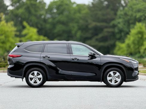 Used 2022 Toyota Highlander LE AWD/4WD image 12