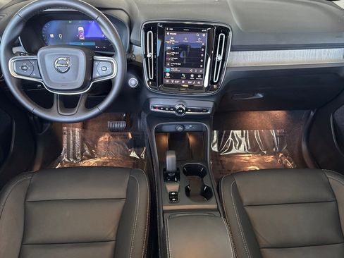 Certified 2025 Volvo XC40 B5 Core image 3