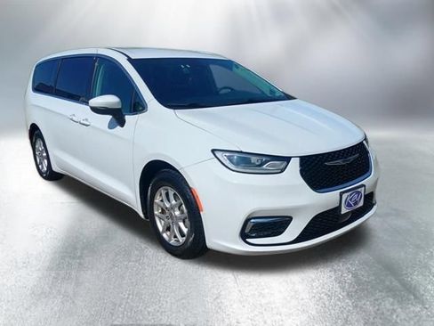 Used 2023 Chrysler Pacifica Touring-L FWD image 8
