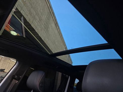 Used 2023 Volkswagen Tiguan SE R-Line image 17