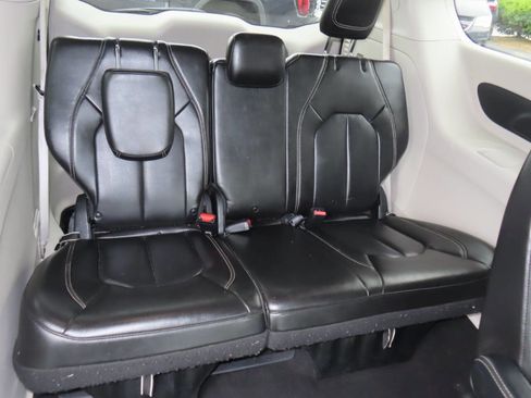 Used 2020 Chrysler Voyager Lxi FWD image 37