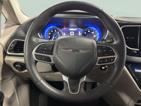 Used 2023 Chrysler Pacifica Touring-L FWD image 39