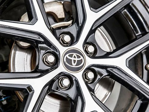 Used 2018 Toyota RAV4 SE w/ Power Extra Value Package FWD image 40