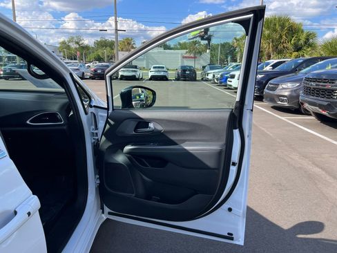 Used 2025 Chrysler Pacifica Select FWD image 57