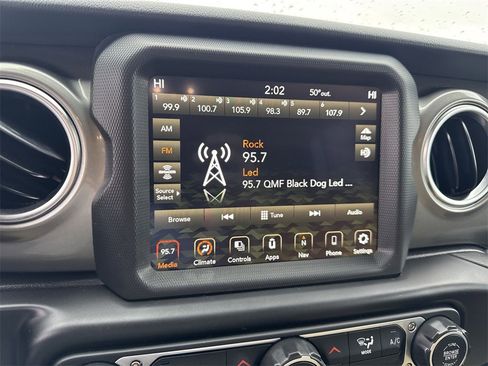 Used 2022 Jeep Wrangler Unlimited Sahara image 16