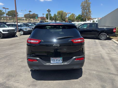Used 2017 Jeep Cherokee Latitude FWD image 3