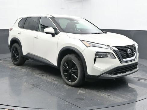 Used 2023 Nissan Rogue SV image 3