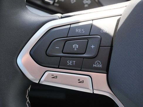 Certified 2025 Volkswagen Tiguan SE AWD/4WD image 33
