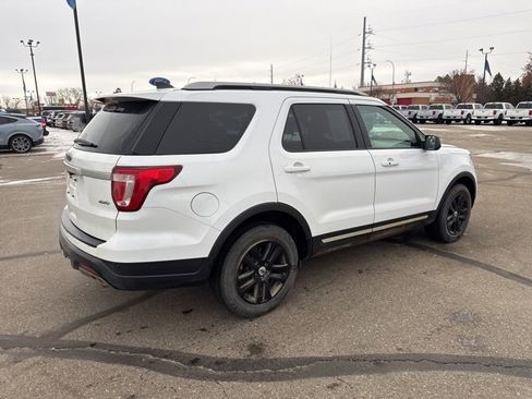 Used 2018 Ford Explorer XLT image 8