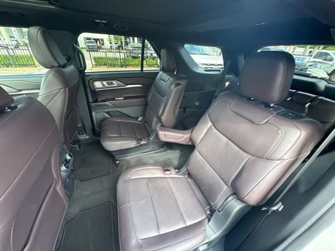 Used 2025 Ford Explorer Platinum RWD image 21