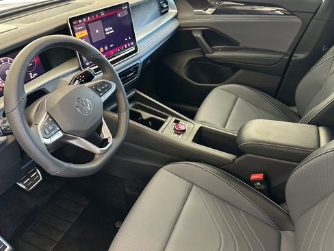 New 2026 Volkswagen Tiguan SE R-Line FWD image 8