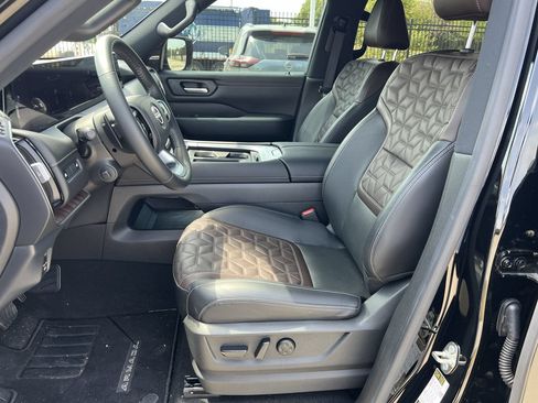 Used 2025 Nissan Armada Platinum w/ Convenience Package RWD image 6