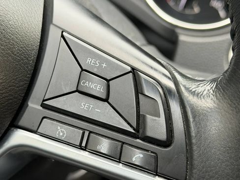Used 2018 Nissan Rogue SV AWD/4WD image 17