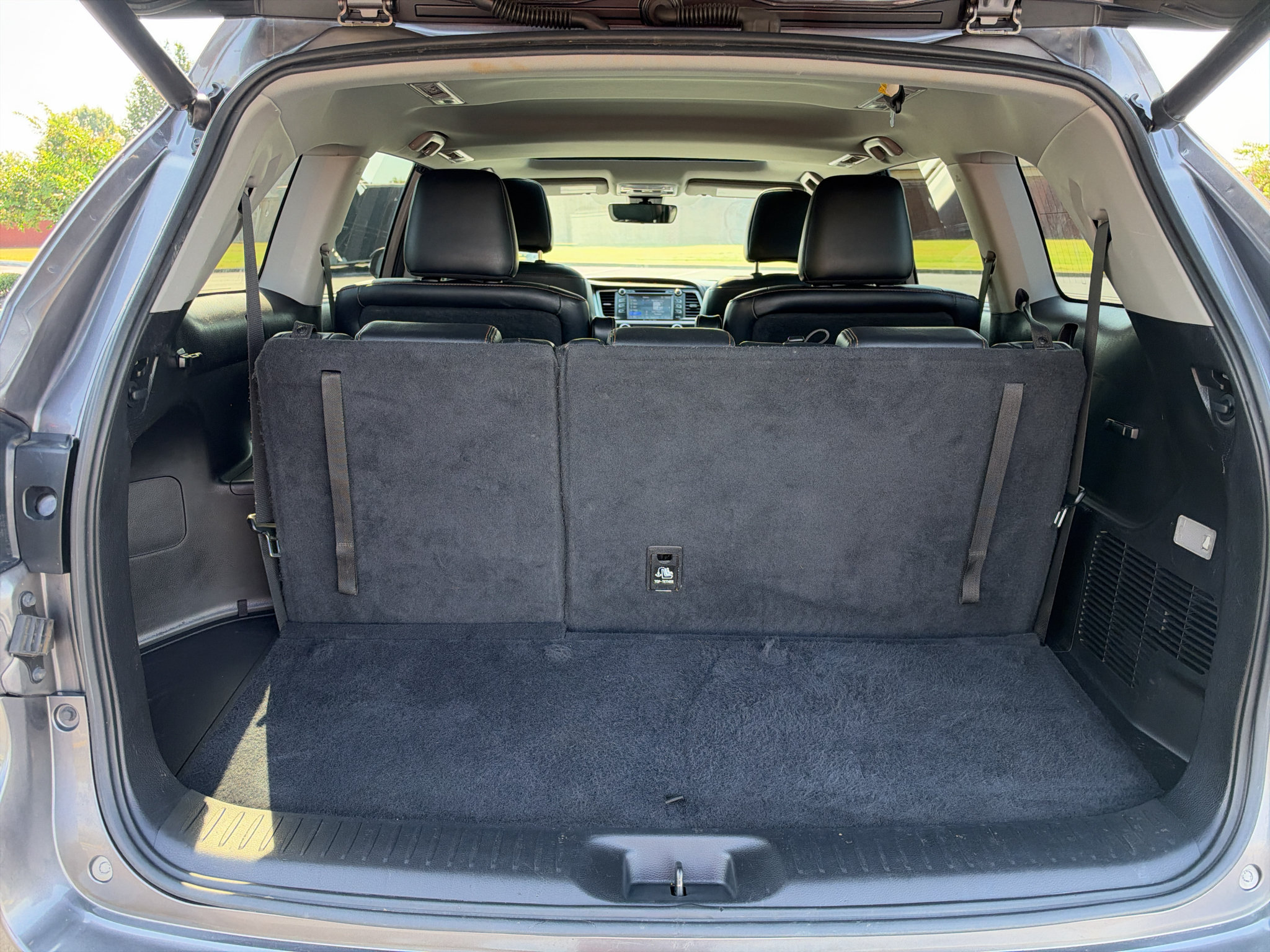 Used 2018 Toyota Highlander XLE FWD image 16
