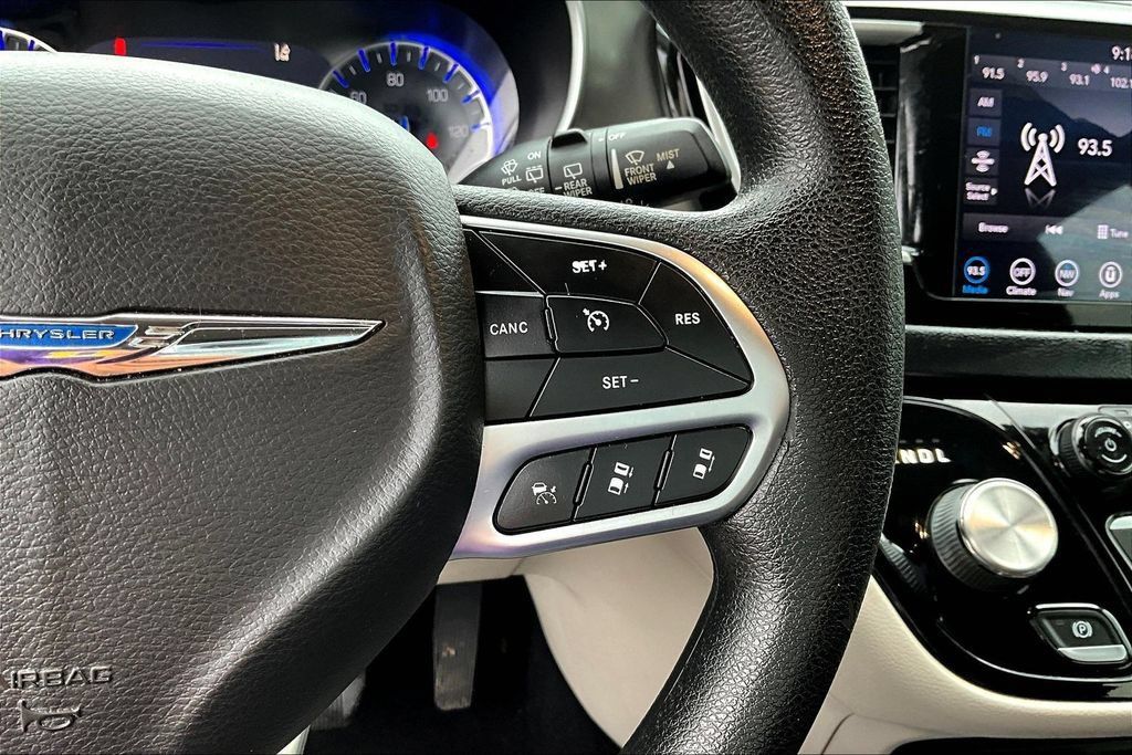 Used 2020 Chrysler Pacifica Touring w/ Advanced Safetytec Group FWD image 11