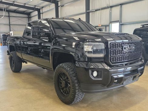 Used 2018 GMC Sierra 2500 Denali w/ Duramax Plus Package AWD/4WD image 3