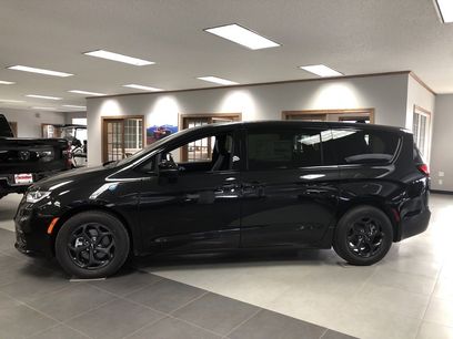 New 2023 Chrysler Pacifica Touring-L w/ S Appearance Package