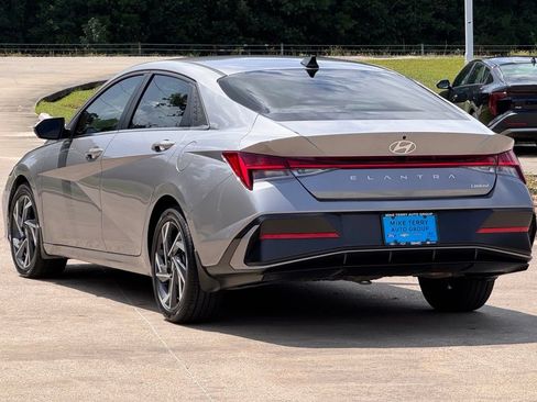 Used 2025 Hyundai Elantra Limited FWD image 15
