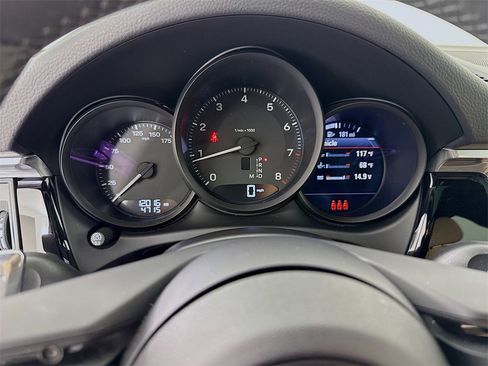 Certified 2025 Porsche Macan image 17