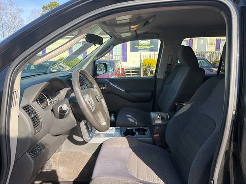 Used 2010 Nissan Pathfinder SE image 11