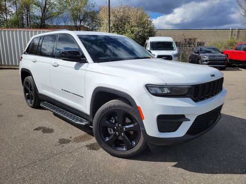 Used 2023 Jeep Grand Cherokee Altitude AWD/4WD image 1