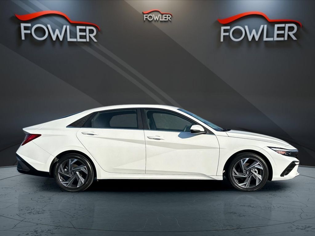 Used 2025 Hyundai Elantra Limited FWD image 6