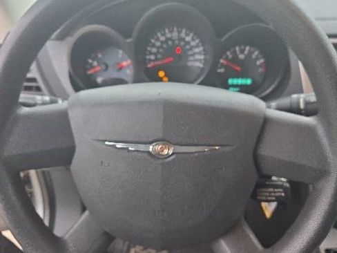 Used 2010 Chrysler Sebring Touring FWD image 6